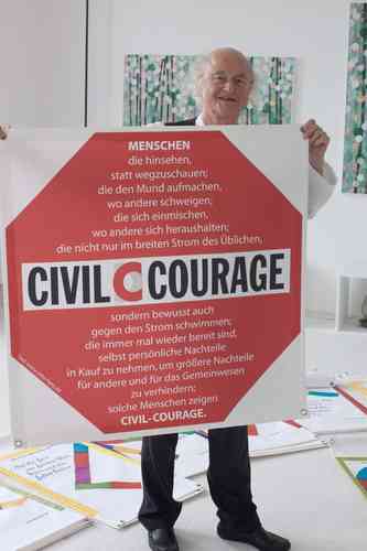 Civil-Courage: Stop Schild auf LKW Plane